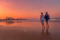 本月最佳攝影作品： 《Beach walking》  獲 Honour 獎     作者：纪军