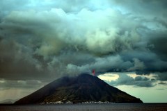 《Volcanic》      獲Merit獎     作者：李超