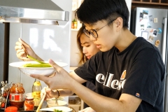 《Competition in the kitchen 》      獲Merit獎     作者：李夏