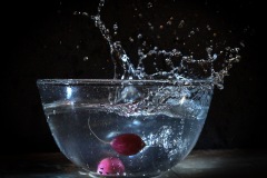 《Droping into water》      獲Honour獎     作者：田利平