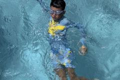 《Swim》      獲Merit獎     作者：张美兰 (B组)