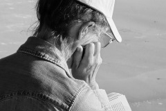 《Reading on the beach》    获Merit奖     作者：王惠珍（B组）