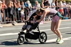 《Mother and Child Marathon》   获Merit奖   作者：陶俊（AB组）
