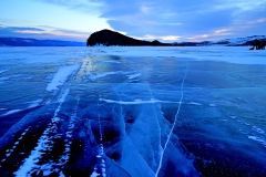 《Ice crack.jpg》   获Merit奖   作者：刘静雯（AB组）